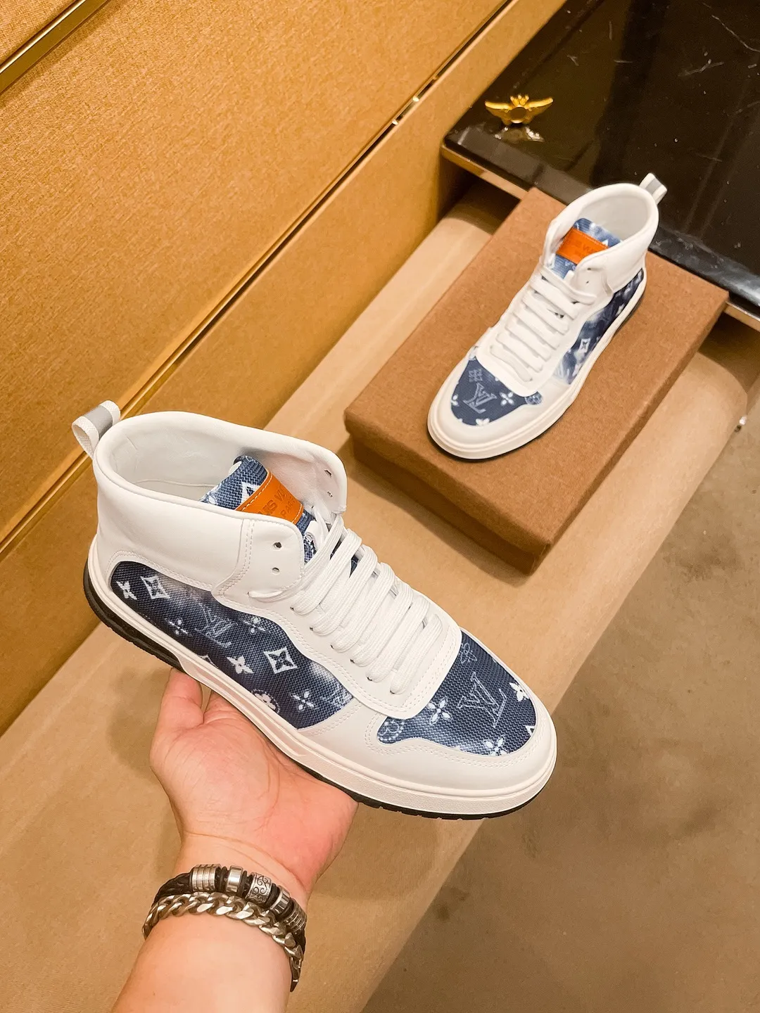 Men's shoes 💰 440💰【 LV 】🔥 Louis Vuitton, high-end men's shoes brand, official website 1:1 latest masterpiece: the upper is made of first-layer cowhide imported from Italy with a comfortable and breathable lining➕original non-slip and wear-resistant outsole🔥, making walking more convenient and comfortable! An exclusive new model, a stunning work, a beautiful 1:1 replica [color] compared to the official quality! Create a fashionable personality to set off your uniqueness! A must-have for trendy men! Classic🔥Size: 38-44 Color: 🔥Multiple colors available🔥